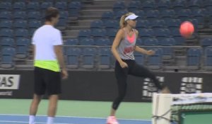 Maria Sharapova aussi à l'aise avec un ballon !
