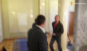 Bagarre entre deux députés au Parlement ukrainien
