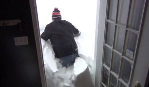 Tempête de neige du siècle au Canada : cet homme ouvre sa porte pour nous montrer!