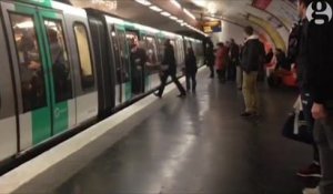 Des supporters de Chelsea racistes face à un homme noir dans le métro de Paris