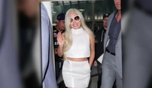 Lady Gaga cache sa bague de fiançailles à son atterrissage à Los Angeles