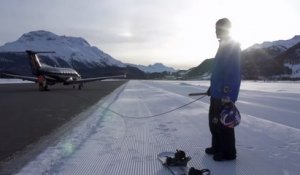 Le snowboarder Jamie Barrow tracté par un avion