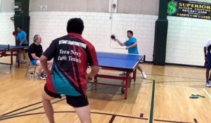 Un incroyable coup de ping-pong derrière le dos