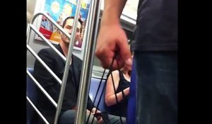 Keanu Reeves dans le métro de New-York en grand Gentleman