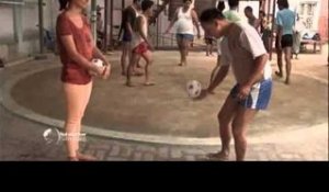 Le Chinlon, le sport national des birmans - Faut Pas Rêver au Myanmar/Birmanie (extrait)