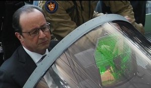 Hollande s'installe dans un Rafale lors d'une visite aux ateliers Dassault à Mérignac