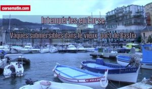 Intempéries en Corse : vagues submersibles dans le vieux port Bastia