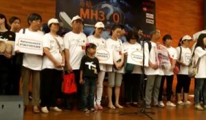 Un an après, les proches des victimes du vol MH370 se recueillent en Malaisie