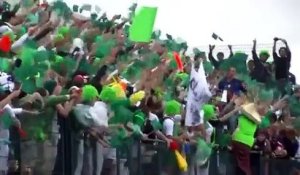 Des supporters envahissent un terrain lors d'un match de foot