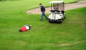 Il tombe la tête la première de la voiturette de golf