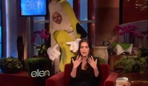 Megan fox est effrayée par une banane