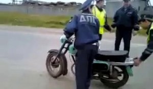 Un moto se fait la malle devant 5 flics