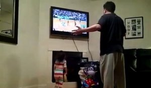 Une petite fille déjà fan de basketball