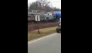 Collision entre un train et un camion bloqué sur la voie en Caroline du nord