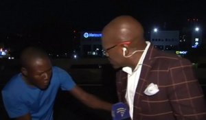 Un journaliste sud-africain se fait racketter devant sa propre caméra