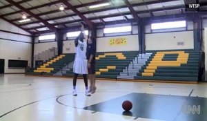 TROP GRAND ! Elhadji Tacko, 16 ans, 2,26 mètres, pointure 55 ... et il fait du basket