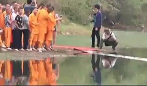 Un moine shaolin réussit l'exploit de marcher 118m sur l'eau !