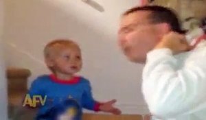 MDR la réaction magique d'un bébé à la blague de son papa !