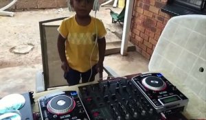 Ce jeune DJ de 2 ans a  le talent de David Guetta !