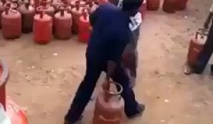 Technique de dingue pour charger des bombonnes de gaz en Inde ! Comment est-ce possible ?