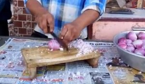 Regardez comment ce cuisinier indien coupe ses oignons !