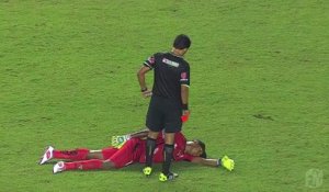 le gardien Máximo Banguera fait semblant d'être inconscient pour éviter un carton rouge