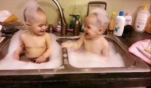 Premier Double bain pour ces bébé jumeaux!