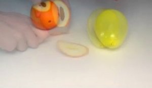 Eclater des ballons avec du zeste d'orange