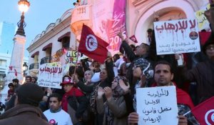 Des Tunisiens manifestent pour dénoncer l'attaque sanglante