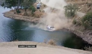 Une voiture de rallye rate son virage et tombe dans un lac ... et la voiture disparait dans l'eau !