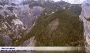 Survol de la zone du crash de l'A320 dans les Alpes