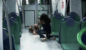 Attaque de zombies dans le métro (Prank)
