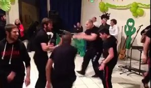Les jeunes Géorgiens dansent après la victoire