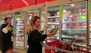 Faire du basket dans un magasin en utilisant le caddie de sa copine comme panier!