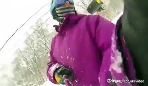 Ce Snowboardeur se prend le remonte pente dans la face pendant un selfie!
