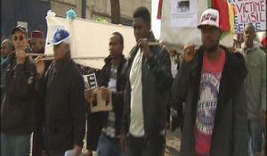 Près de 250 sans-papiers manifestent à Bruxelles en hommage aux demandeurs d'asile décédés