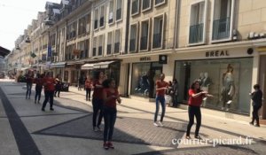 Flashmob dans la rue piétonne à Beauvais