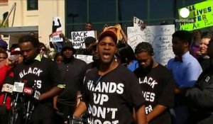La communauté noire de North Charleston manifeste après l'inculpation pour meurtre d'un policier