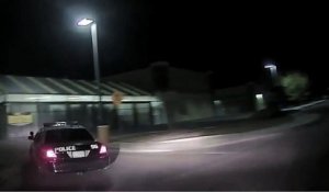 Bagarre impressionnante dans un Walmart, un policier se fait mettre KO.