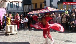 Quimper. Parade du Cirque Médrano en ville