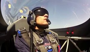 Fred Fugen pilote un avion de voltige pour la première fois