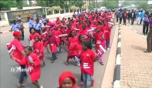 Nigeria : défilé de jeunes filles un an après l'enlèvement de 200 lycéennes par Boko Haram