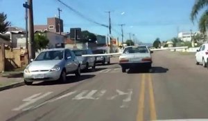 Un conducteur débile transporte un tube de 10m avec sa voiture...