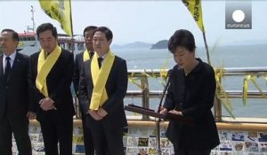 Un après le naufrage du ferry Sewol, la présidente sud-coréenne promet aux familles son renflouement