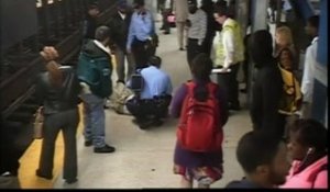 Il saute sur les rails du métro pour sauver un vieil homme tombé du quai