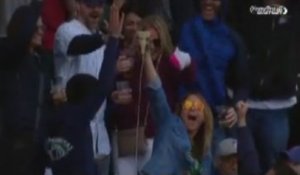 Une fan de Baseball reçoit la balle dans sa bière en plein match!