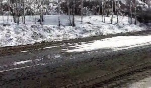 Glissement de terrain gigantesque en Russie ! La route devient impraticable !