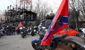 Des motards russes célèbrent la victoire de l'Armée rouge en tentant de rejoindre Berlin