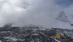 Sous la menace de nouvelles avalanches, une quinzaine de blessés évacués de l'Everest