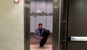 Un homme coupé en 2 fait flipper les gens dans l'ascenseur!